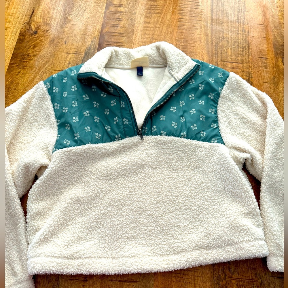 Target (universal thread) Sweater, Size S